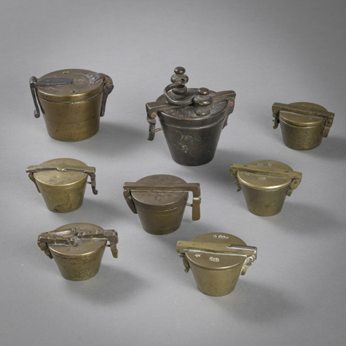 <b>Acht Becher-Gewichts-Sätze</b> <b>Acht Becher-Gewichts-Sätze</b>