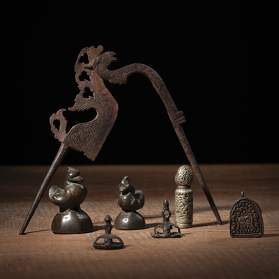 <b>LOT OF SEVEN METAL OBJECTS, INCLUDING A BETEL NUT KNIFE, WEIGHTS, SEALS</b>