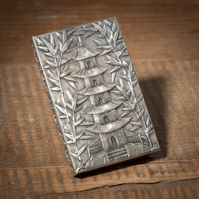 <b>Visitenkarten-Etui aus Silber mit Chrysanthemen, Pagode und Bambus in hohem Relief</b>