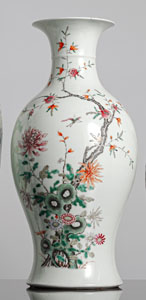 <b>Porzellanvase mit 'Famille rose'-Floraldekor</b>