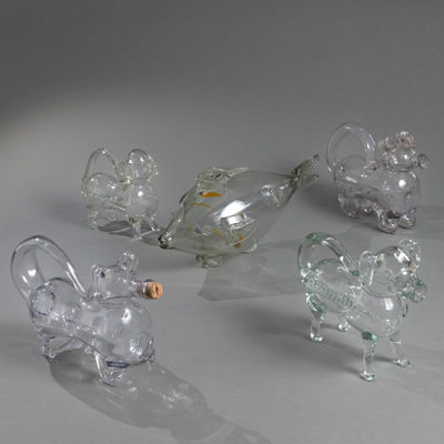 <b>Vier Schnapshunde und ein Schnapsgefäß in Fischform</b>