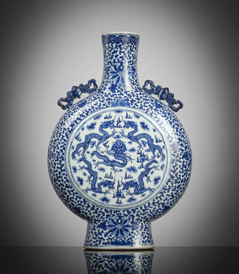 <b>Vase aus Porzellan in Form einer Pilgerflasche mit unterglasurblauem Drachen- und Lotosdekor</b> <b>Vase aus Porzellan in Form einer Pilgerflasche mit unterglasurblauem Drachen- und Lotosdekor</b>