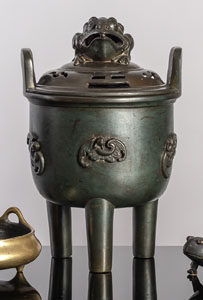 <b>Weihrauchbrenner in Form eines Ding mit fünf Fledermäusen in Relief</b> <b>Weihrauchbrenner in Form eines Ding mit fünf Fledermäusen in Relief</b>