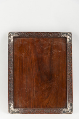<b>Holztablett mit Prunusdekor in Relief und Silbermontierungen mit Drachendekor</b>