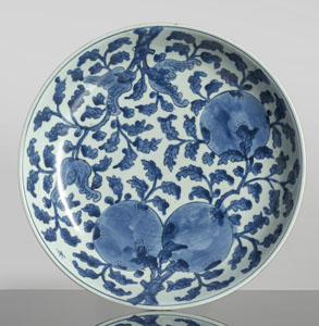 <b>Unterglasurblaue Rundschale aus Porzellan mit Dekor von Früchten wie Melonen und Buddhahand-Zitronen</b>