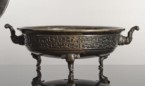 <b>Weihrauchbrenner im archaischen Stil mit zwei seitlichen Handhaben in Form von Elefantenköpfen</b> <b>Weihrauchbrenner im archaischen Stil mit zwei seitlichen Handhaben in Form von Elefantenköpfen</b>