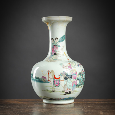 <b>Flaschenvase aus Porzellan mit 'Famille rose'-Figurendekor und Sternbild</b>