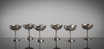 <b>Sechsgefußte Schalen aus Silber mir Vogel-Blütenzweig-Relief</b> <b>Sechsgefußte Schalen aus Silber mir Vogel-Blütenzweig-Relief</b>