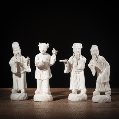 <b>Vier Blanc-de-Chine Figuren mit Darstellungen von Daoisten</b>