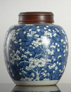 <b>Ingwertopf aus Porzellan mit unterglasurblauem Prunusdekor und Holzdeckel mit Jademedaillon</b> <b>Ingwertopf aus Porzellan mit unterglasurblauem Prunusdekor und Holzdeckel mit Jademedaillon</b>