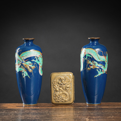 <b>Paar Cloisonné-Vasen und ein Etui mit Drachendekor</b>