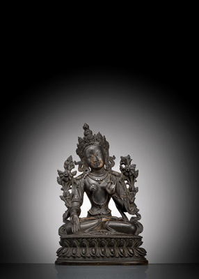 <b>Bronze der Syamatara mit Resten von Vergoldung auf einem Lotus sitzend</b>