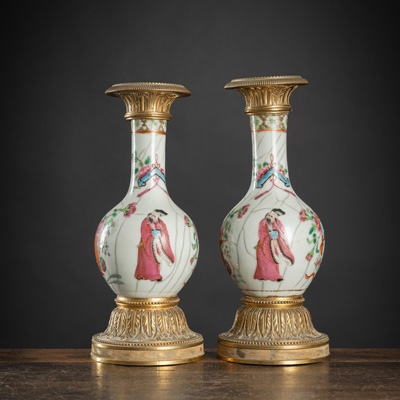 <b>Paar Flaschenvasen aus Porzellan mit 'Famille rose'-Figurendekor mit Ormolu-Kerzenständer-Montierungen</b>
