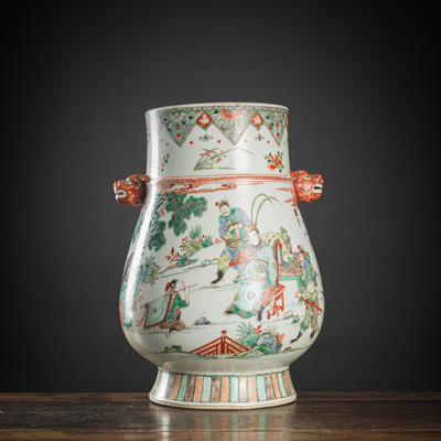 <b>'Hu'-förmige Vase aus Porzellan mit 'Famille verte'-Figurendekor und Tierkopf-Handhaben</b>