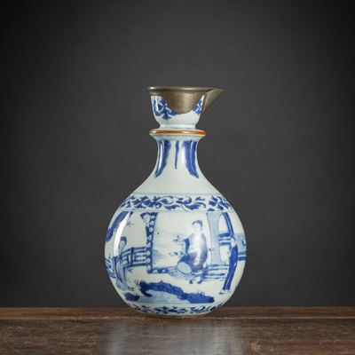 <b>Hookah-Flasche aus Porzellan mit unterglasurblauem Figurendekor</b>