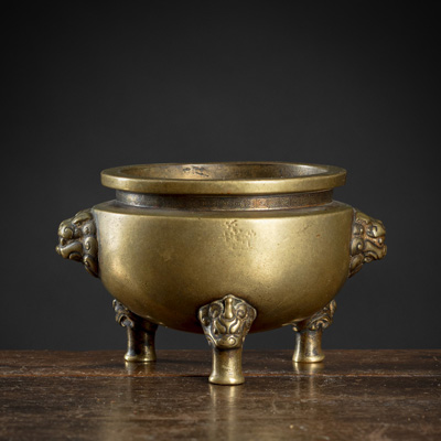 <b>Kleiner Weihrauchbrenner aus Bronze auf drei Beinen mit Löwenkopf-Handhaben</b>