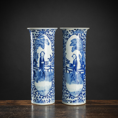 <b>Paar zylindrische Vasen aus Porzellan mit unterglasurblauem Figurendekor</b>