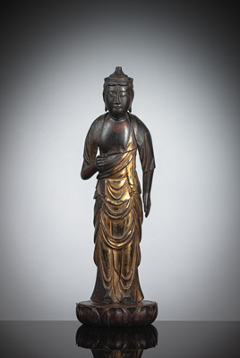 <b>Skulptur eines Bosatsu aus Holz mit schwarze und goldfarbener Lackfassung</b>