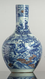 <b>Flaschenvase aus Porzellan mit unterglasurblauem und -rotem Figuren- und Dämonendekor</b> <b>Flaschenvase aus Porzellan mit unterglasurblauem und -rotem Figuren- und Dämonendekor</b>