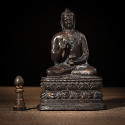 <b>Bronze des Buddha mit Resten von Vergoldung und kleines Siegel</b>
