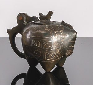 <b>Kleiner Wassertropfer aus Bronze mit Silbereinlagen in Vogelform</b>