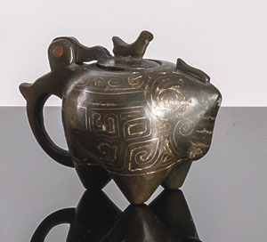 <b>Kleiner Wassertropfer aus Bronze mit Silbereinlagen in Vogelform</b> <b>Kleiner Wassertropfer aus Bronze mit Silbereinlagen in Vogelform</b>