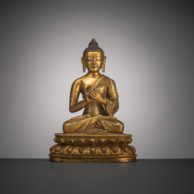 <b>Feine feuervergoldete Bronze des Buddha Shakyamuni in ein prächtig dekoriertes Gewand gekleidet</b>