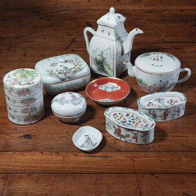 <b>Konvolut polychrom teilweise in Qianjiang bemalte Porzellane: zwei Teekannen, vier Deckeldosen, vierteilige Stapeldose, zwei Schälchen</b>