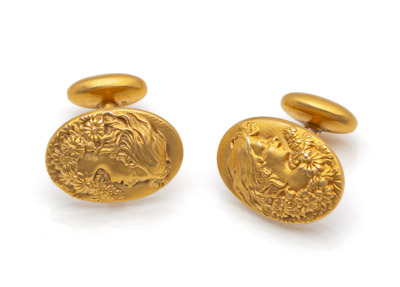 <b>Ein Paar Manschettenknöpfe mit den Profilansichten eines jungen Mädchens</b>