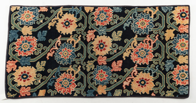 <b>Kleiner Teppich mit polychromem Dekor von Lotosblüten und -ranken</b>