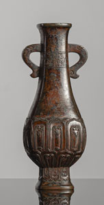 <b>Hu-förmige Vase für Räucherwerk aus Bronze mit Lotosblatt-Relief</b> <b>Hu-förmige Vase für Räucherwerk aus Bronze mit Lotosblatt-Relief</b>