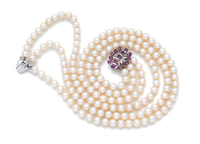 <b>Akoya cultured pearl necklace</b>