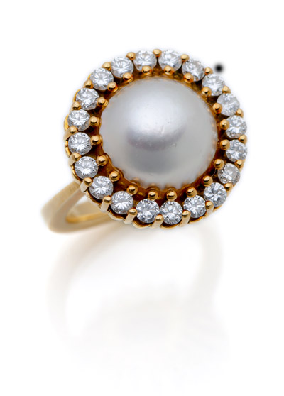 <b>Brilliant pearl ring</b>