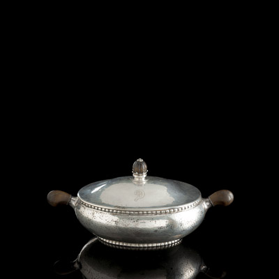 <b>Art-Deco-Deckelterrine mit Monogramm 