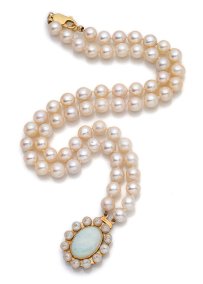 <b>Cultured pearl necklace with opal pendant</b>