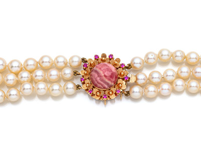 <b>Dreireihige Perlenkette</b> <b>Dreireihige Perlenkette</b>