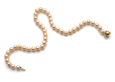<b>Perlenkette mit Saphir-Diamant-Schließe</b>