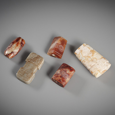 <b>Fünf Jade- und Achatschnitzereien im archaischen Stil</b>