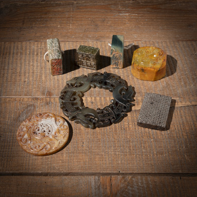<b>SEVEN JADE AND AGATE CARVINGS OF SEALS ET AL.</b>