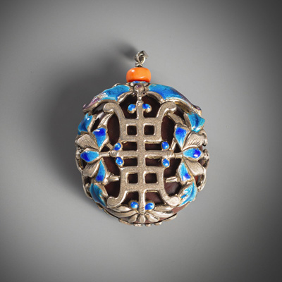 <b>A SILVER-MOUNTED AND ENAMEL DECOARTED FRUIT CERNEL AS PENDANT</b>