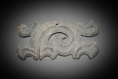 <b>Drachenförmiges Ornament aus dunkelgrüner Jade im archaischen Stil als Anhänger gearbeitet</b>