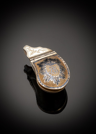 <b>Muschel-Tabatiere mit Silbermontierung</b> <b>Muschel-Tabatiere mit Silbermontierung</b>