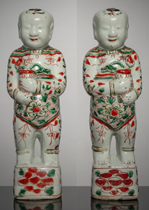 <b>Paar Knaben aus Porzellan mit Wucai-Dekor</b> <b>Paar Knaben aus Porzellan mit Wucai-Dekor</b>
