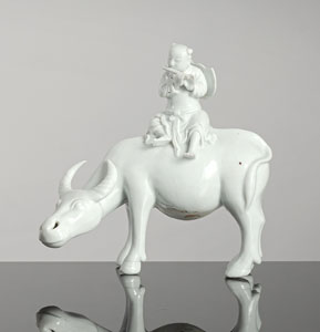 <b>Büffel aus Dehua-Ware mit Flöte spielendem Knaben</b> <b>Büffel aus Dehua-Ware mit Flöte spielendem Knaben</b>