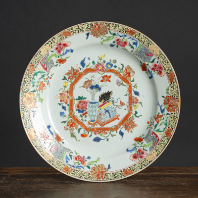 <b>Teller mit 'Famille-Rose'-Dekor von Blumen, Vase und Schriftrolle</b>