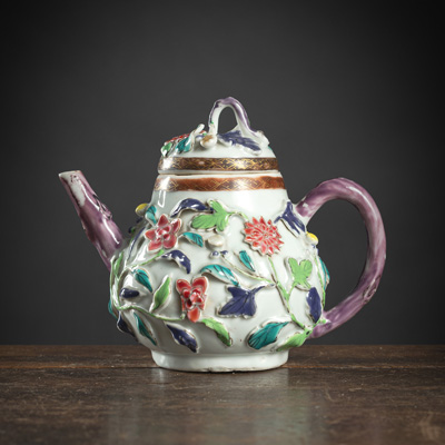 <b>Kleine Teekanne aus Porzellan mit floralem Emaildekor in Relief</b>