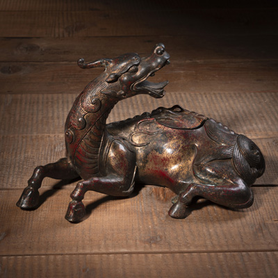 <b>Räuchergefäß aus Bronze in Form eines liegenden Fabeltiers 'Xie Zhi'</b>