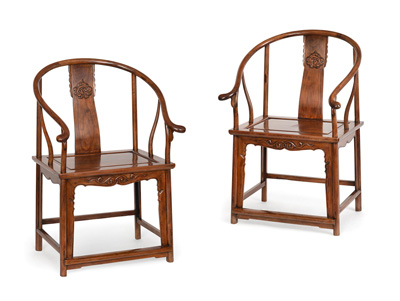 <b>Paar Armlehnstühle in Hufeisenform 'Quanyi' mit Drachenmedaillons in den Rückenlehnen</b> <b>Paar Armlehnstühle in Hufeisenform 'Quanyi' mit Drachenmedaillons in den Rückenlehnen</b>