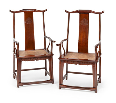 <b>Paar Armlehnstühle in Form einer Beamtenmütze 'Guanmaoyi' mit geflochtenen Sitzflächen</b> <b>Paar Armlehnstühle in Form einer Beamtenmütze 'Guanmaoyi' mit geflochtenen Sitzflächen</b>