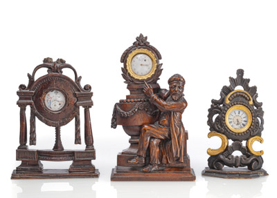 <b>Drei Taschenuhrenständer</b> <b>Drei Taschenuhrenständer</b>